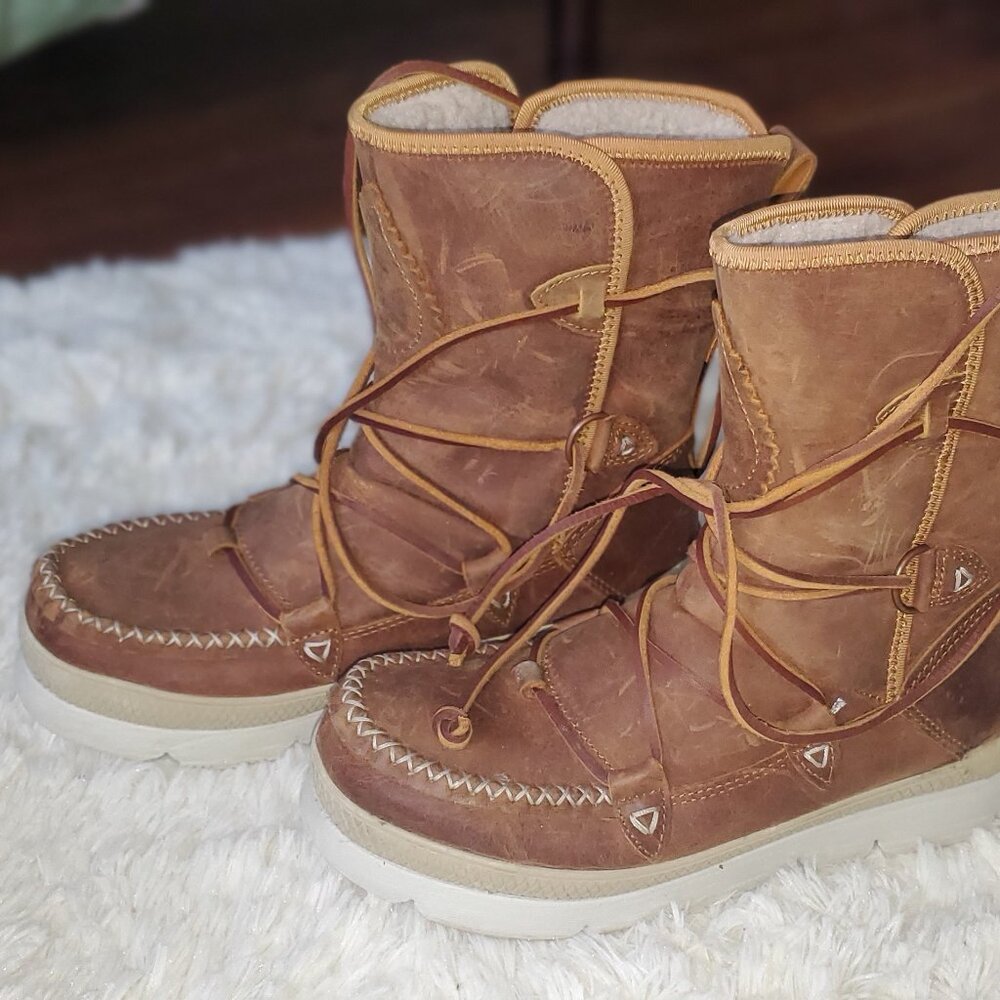 Manitobah Mukluks leather lace winter boots
